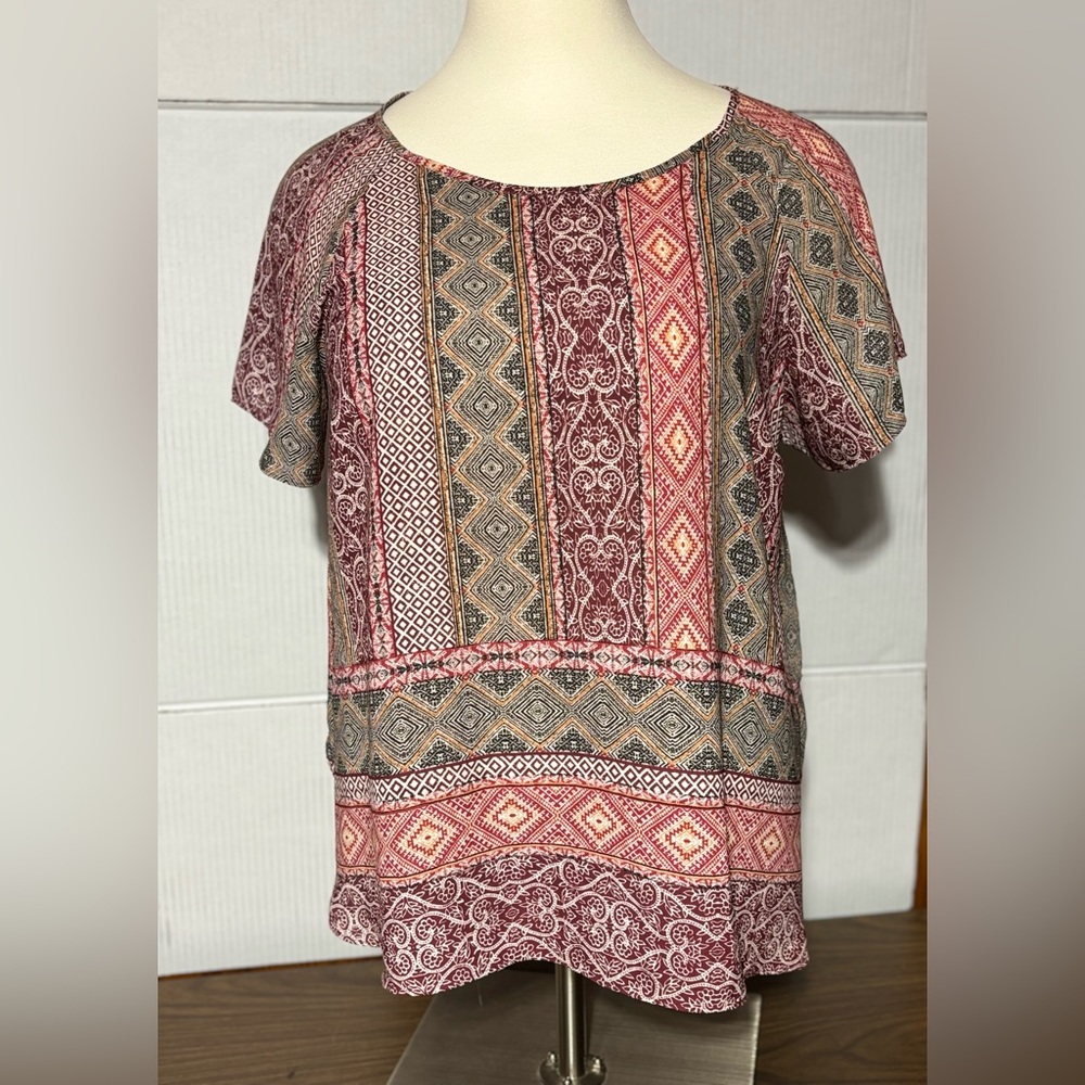 Breathless 1X women’s short sleeve top. 100% polyester 28”L 24” p/p red …